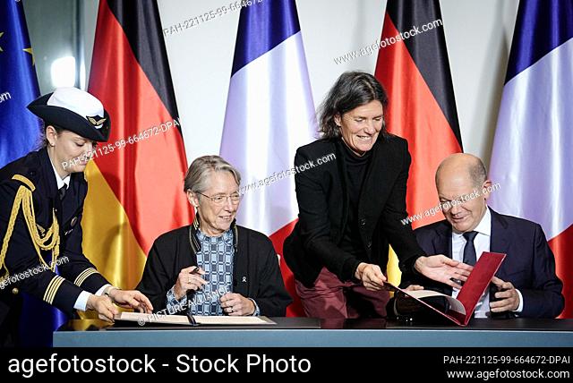 25 November 2022, Berlin: German Chancellor Olaf Scholz (SPD) and Élisabeth Borne, Prime Minister of France, sign an agreement for energy supplies