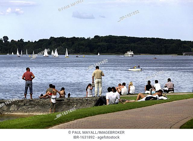 People enjoying life on the Prien Stock Peninsula, lake Chiemsee, Chiemgau, Upper Bavaria, Germany, Europe