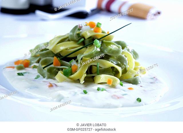 Pasta with cream and vegetables