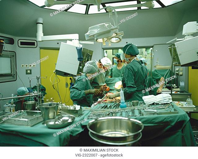 Team of doctors performing an heart operation, - 01/01/2010