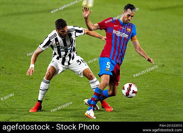 Rodrigo Bentancur (Juventus) duels for the ball against Sergio Busquets (FC Barcelona), during Joan Gamper Trophy football match between FC Barcelona and...