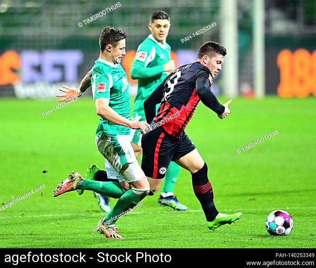 firo Soccer: Soccer: 26.02.2021 1st Bundesliga: SV Werder Bremen - SG Eintracht Frankfurt 2: 1 duels, left to right Marco Friedl
