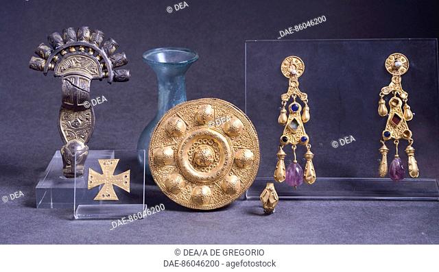 7th century women's gold jewelry from a tomb at Castel Trosino, Italy. Goldsmith's art, Longobard civilization.  Rome, Museo Dell'Alto Medioevo (Medieval...
