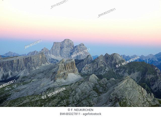 view from Kleiner Lagazuoi fot Monte Pelmo, Gusela, Nuvolau and Averau in evening light, Italy, Dolomites