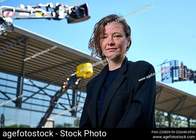 09 August 2022, North Rhine-Westphalia, Bochum: The artist Katja Aufleger stands in front of her installation ""The Huddle"" consisting of three construction...