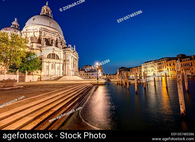 Die Basilika Di Santa Maria Della Salute und der Canale Grande in Venedig bei Nacht