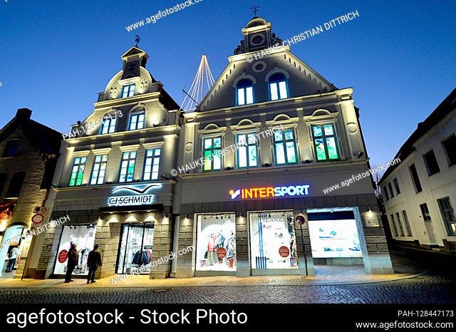A building with several shops at the citycenter of Husum (Germany), 30 December 2019 | usage worldwide. - Husum/Schleswig-Holstein/Germany