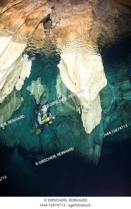 Taucher in Chandelier Cave Unterwasser-Tropfsteinhöhle, Mikronesien, Palau, Diver in Chandelier Dripstone Cave, Micronesia, Palau