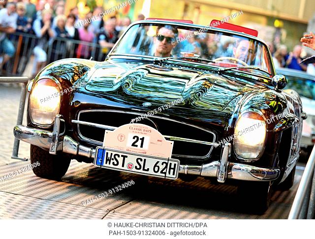 Participants start with a vintage car of type Mercedes-Benz 300 SL Roadster at the City Grand Prix in Oldenburg (Germany), 26 May 2017