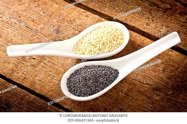 Sesame seeds and poppy seeds in the spoon