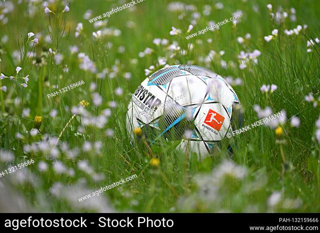 DFL reports a total of ten positive corona tests in the 1st and 2nd Bundesliga archive photo: border motif, feature-official game ball Derbystar lies in an...