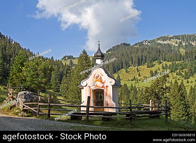 Kleine idyllische Bergkapelle auf dem Weg zum Pürschlinghaus in den Ammergauer Alpen