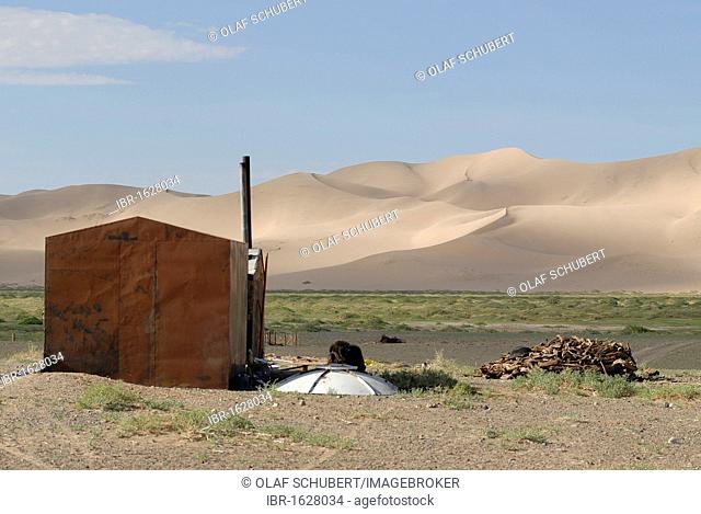 Mongolian cooking hut made of tin in front of the great sand dunes of Khorgoryn Els in the Gobi Desert, Gurvan Saikhan National Park, Oemnoegov Aimak, Mongolia