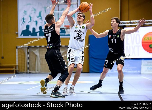 Andrius Mikutis (Duesseldorf) in duels with Rouven Roessler (Wizards), Mark Gebhardt (Duesseldorf) (from left). GES / Basketball / 2