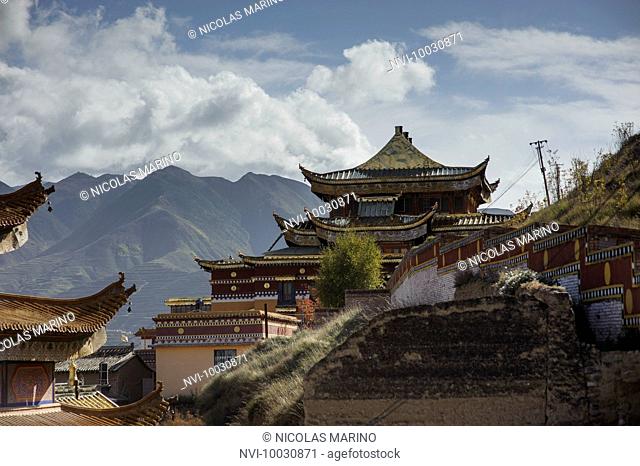 Tibetan Buddhist monastery in Rebkhong, Tibetan plateau (Tongren, China)