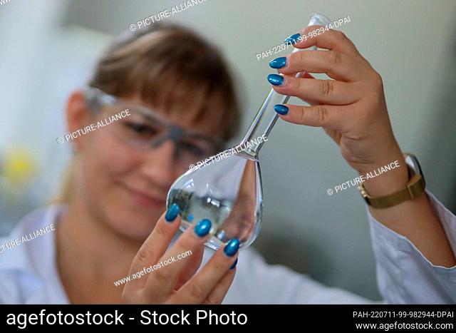 PRODUCTION - 06 July 2022, Saxony-Anhalt, Wienrode: Laboratory employee Johanna Schrader checks the water quality at the Wienrode waterworks every day