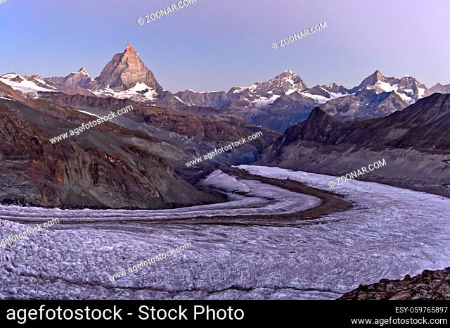 Morgendämmerung in den Schweizer Alpen mit Matterhorn bei Zermatt, Wallis, Schweiz / Swiss Alps with Matterhorn at dawn near Zermatt, Valais, Switzerland