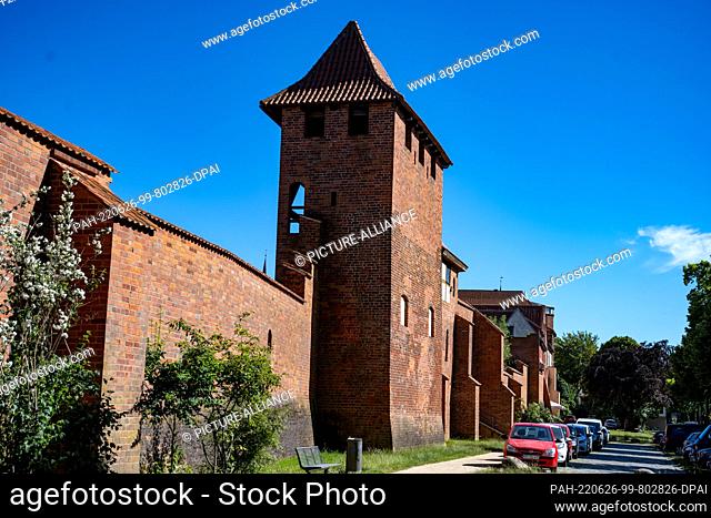 23 June 2022, Mecklenburg-Western Pomerania, Stralsund: Remains of the medieval city wall with battlements stand in the old town of Stralsund