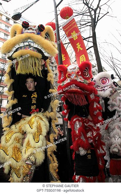 CHINESE LION DANCE, THE GUARDIAN LION SCARES AWAY EVIL SPIRITS, CHINESE MYTHOLOGY, CHINESE NEW YEAR, PARADE IN PARIS TO CELEBRATE THE START OF THE YEAR OF THE...