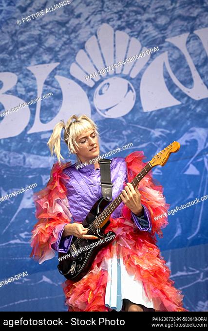 28 July 2023, Lower Saxony, Dangast: Nina Kummer from the band ""Blond"" plays at the Watt en Schlick Festival on the beach in Dangast