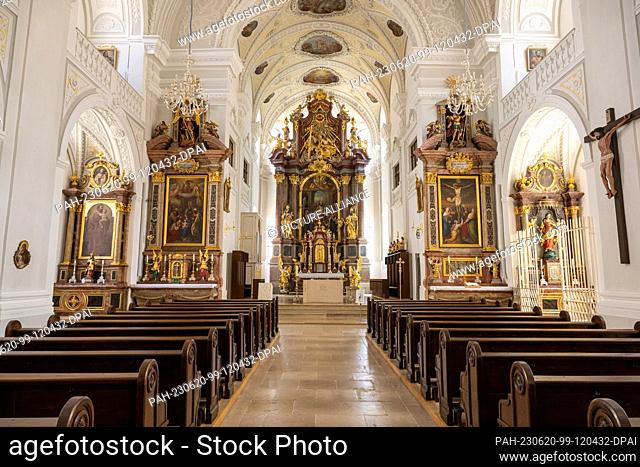 20 June 2023, Bavaria, Traunstein: View of the church interior and the altar of the Stadtkirche Sankt Oswald. Previously