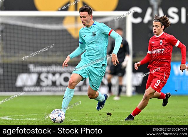 Eman Kospo (3) of Barcelona fighting for the ball with Milo Horemans (9) of Antwerp during the Uefa Youth League matchday 6 game in group H in the 2023-2024...
