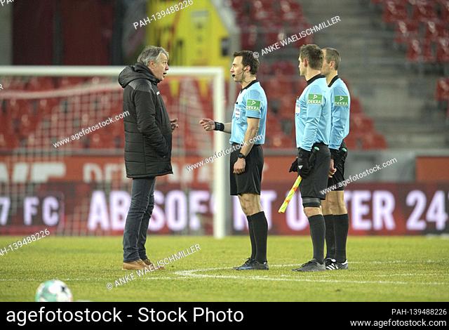 coach Uwe NEUHAUS l. (BI) after the game at referee Felix ZWAYER, complained, discussion, football 1. Bundesliga, 19th matchday