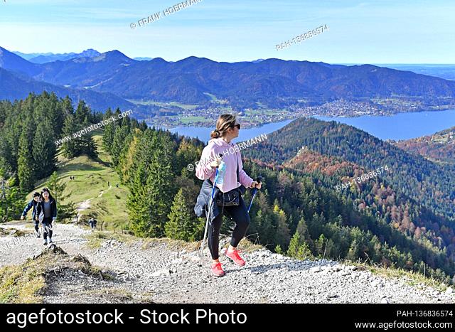 Golden October hike to Baumgartenschneid over the Tegernsee on October 25th, 2020. Wonderful hiking weather attracts many excursionists to mountain hiking in...