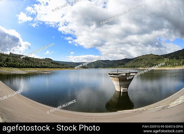 10 September 2020, Lower Saxony, Langelsheim: View of the Innerstetal dam with its flood discharge tower in the Harz Mountains, 33 percent full