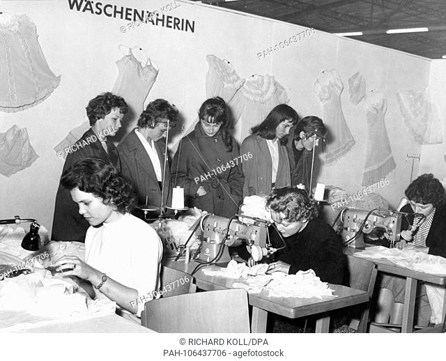 Pupils inform themselves on 27 July 1958 on the occupation of the seamstress on a job exhibition organized by the employment office of the city of Frankfurt