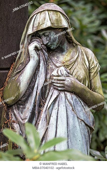 female statue, cemetery of Ohlsdorf, Hamburg