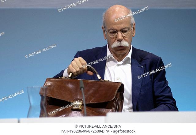06 February 2019, Baden-Wuerttemberg, Stuttgart: Dieter Zetsche, Chairman of the Board of Management of Daimler AG, takes his bag in his hand after the...