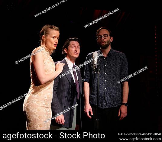 30 May 2022, Berlin: The singers Christopher Nell, Claudia Graue, Marcus Melzwig (with glasses) from the vocal trio ""Muttis Kinder"" taken on 30.05