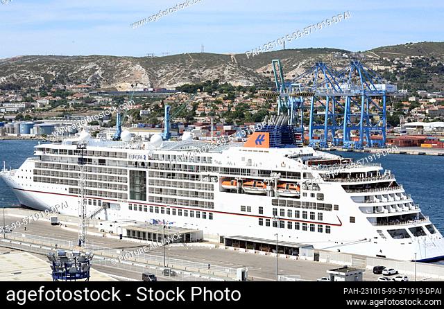 13 July 2023, France, Marseille: View over the port area in Marseille to the city Photo: Waltraud Grubitzsch/dpa. - Marseille/France