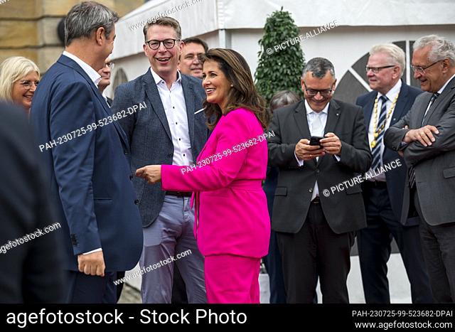 25 July 2023, Bavaria, Bayreuth: Michaela Kaniber (M, CSU), State Minister for Food, Agriculture and Forestry, talks with Markus Söder (2nd from left, CSU)
