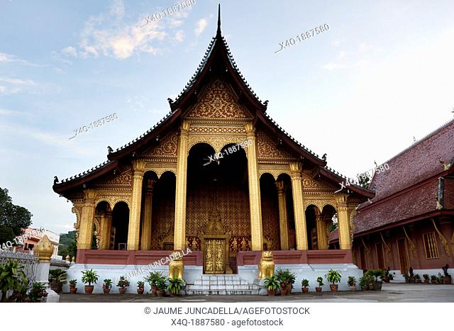 frontal of wat with its golden columns
