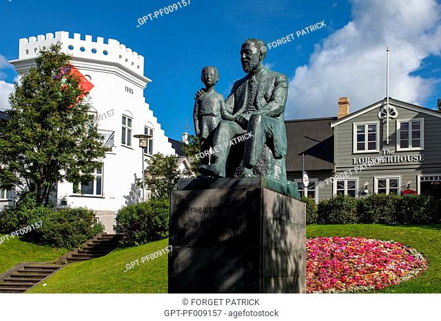 BRONZE STATUE OF FRIDRIK FRIDRIKSSON, ICELANDIC PRIEST, IN FRONT OF THE HOUSE OF OF LOBSTER, REYKJAVIK, ICELAND