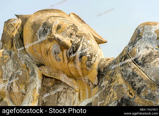 Thailand, Ayutthaya, statue in the temple Wat Lokaya Sutha