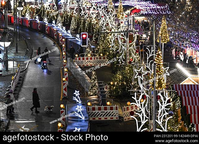 27 November 2023, Berlin: The Christmas market on Breitscheidplatz is protected by fences, barriers and bollards. On December 19, 2016