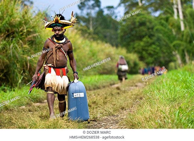 Papua New Guinea, Southern Highlands Province, Hulis Tribe, region of Tari, village of Kobe Dumbiali, Mundeya Kepanga back to the village accompanied by Michaël...