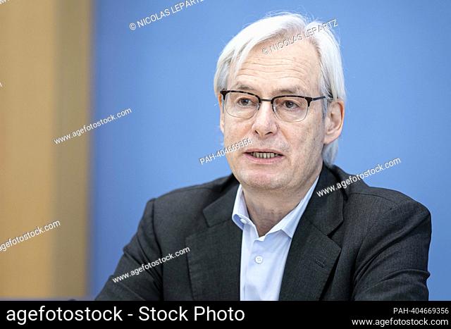 Prof. Dr. Thomas Heimer, council member ERK, RheinMain University and Technopolis, taken during a federal press conference on the publication of the test report...