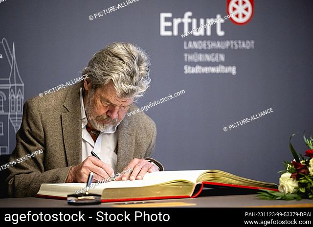 23 November 2023, Thuringia, Erfurt: The Italian mountaineer Reinhold Messner signs the Golden Book of the state capital Erfurt