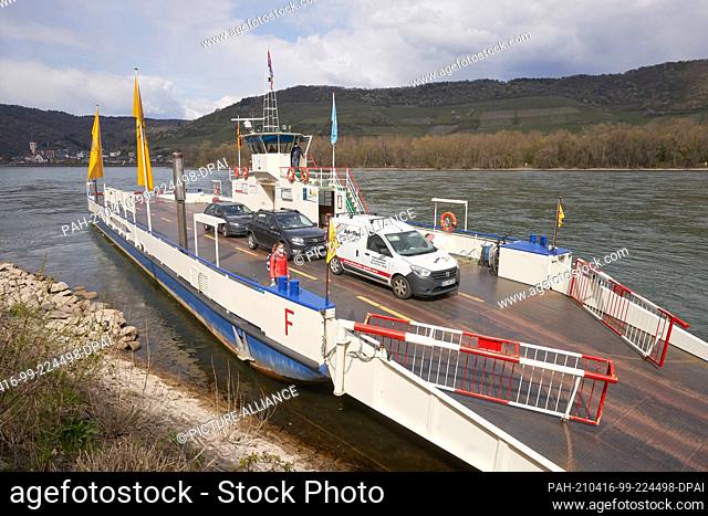 14 April 2021, Rhineland-Palatinate, Niederheimbach: The Rhine ferry connects Niederheimbach in Rhineland-Palatinate with Lorch in Hesse
