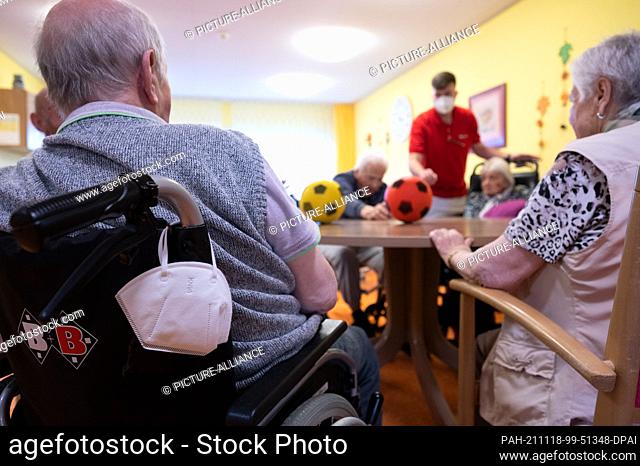18 November 2021, Baden-Wuerttemberg, Burladingen: Residents play with balls on a table at the BeneVit Group's Haus Fehlatal retirement home