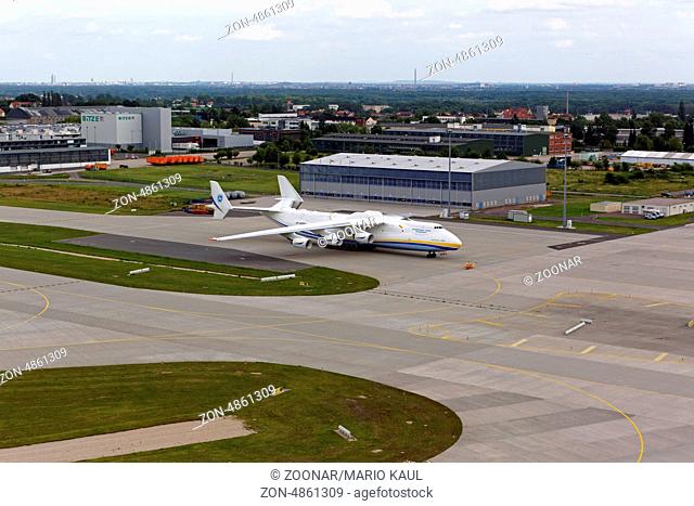 Das größte gegenwärtig im Einsatz befindliche Flugzeug vom Typ Antonow 225 steht am 30.06.2013 auf dem Flughafen Leipzig - Halle