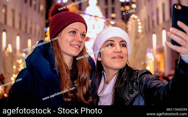 Two girls enjoy the wonderful Christmas time in New York - travel photography