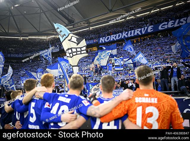 Feature, final jubilation GE, the team stands arm in arm in front of the fans and is being celebrated, team, soccer 1st Bundesliga, 30th matchday