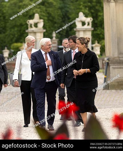 27 June 2023, North Rhine-Westphalia, Nordkirchen: Federal President Frank-Walter Steinmeier (2nd from left), laughs with Mona Neubauer (Bündnis 90/Die Grünen