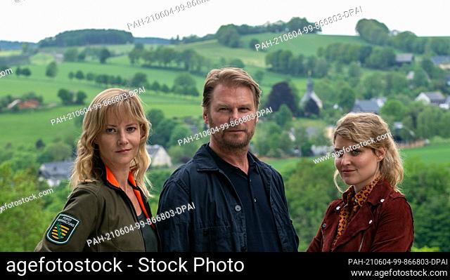 04 June 2021, Saxony, Wolkenstein: Actors Teresa Weißbach (l-r), Lara Mandoki and Kai Scheve stand during a break in filming on the set for the new Erzgebirge...
