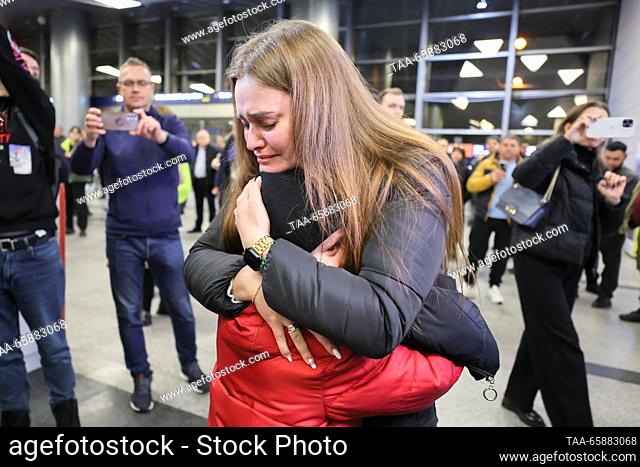 RUSSIA, MOSCOW - 19 de diciembre de 2023: Alexandra Zhulina abraza a su hijo que ha llegado a un vuelo de Estambul-Moscow